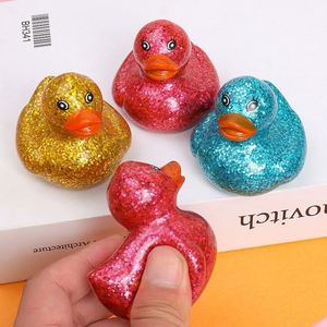 ของเล่นอาบน้ำเด็กพลาสติกขนาด 6 ซม. ขายดี ลายการ์ตูนเป็ดน้อยสีเหลืองเรืองแสง ประดับกลิตเตอร์สีทอง - Product Image 4