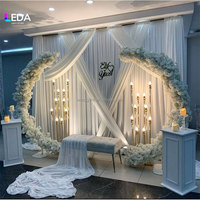 Lustre de mariage LEDA sur pied, support de lustre à bougies, lustres suspendus en cristal avec fleurs sur les supports en forme d'arche