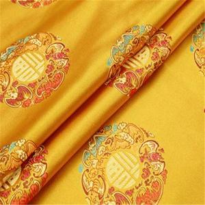 Magnifique tissu brocart 100% polyester jacquard rouge à motif traditionnel pour vêtements de Noël et du Nouvel An - Product Image 4
