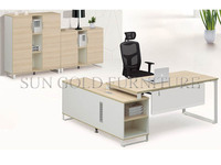 Bureau de direction moderne et minimaliste avec étagère latérale et classeur assorti