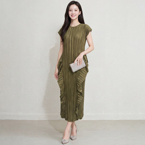 คอลเลคชั่นฤดูร้อนปี 2026 ใหม่ล่าสุด เสื้อผ้าพลีทสไตล์มิยาเกะสำหรับผู้หญิง แขนสั้น แต่งระบายด้านข้าง ความยาวปานกลาง ผลิตจากโพลีเอสเตอร์ 100% ขายส่งเสื้อผ้าจำนวนมาก - Product Image 6