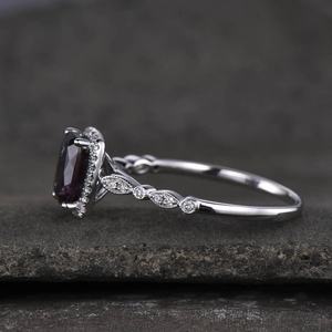 Anillo de Compromiso de Plata de Ley 925 con Alejandrita Corte Cojín y Halo de Circonitas Cúbicas - Product Image 6