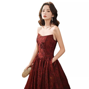 Vestido de noche elegante rojo vino para novia, compromiso, boda, reunión anual, estilo tubo, de la marca Toast Clothing. - Product Image 5