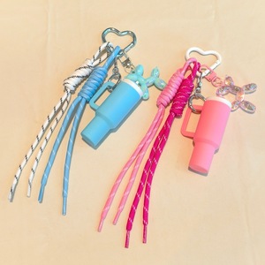 พวงกุญแจขวดน้ำลายเชือกถักสไตล์มิว พร้อมจี้ห้อยกระเป๋าและกระเป๋าเดินทาง - Product Image 2