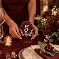 Numéros de table en bois bordeaux avec base découpée florale, numéros de table hexagonaux pour mariage, décoration de réception de fête