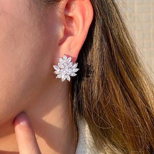 Orecchini a Perno con Fiore per Donne, Design Floreale Minimalista per Appuntamenti e Uso Quotidiano - Product Image 2