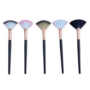 <span class=keywords><strong>Pinceau</strong></span> <span class=keywords><strong>de</strong></span> maquillage noir en forme d'éventail unique Poils en fibres artificielles Outil <span class=keywords><strong>de</strong></span> salon <span class=keywords><strong>de</strong></span> beauté pour le lavage du visage Brosse en <span class=keywords><strong>mousse</strong></span> nettoyante - Product Image 5
