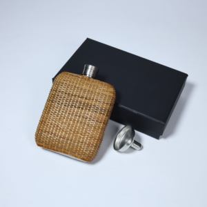 Mini flacon à liqueur vintage en titane pur avec couvercle en rotin tressé artisanal, format poche, style zen, cadeau de luxe pour les fêtes - Product Image 6