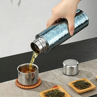 Bouteille d'eau en titane à double paroi isolée sous vide de 500 ml avec filtre à thé, personnalisable avec logo, idéale pour les cadeaux d'affaires en gros