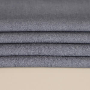 Tissu de qualité supérieure, fin, extensible, lisse et confortable pour les vêtements de cérémonie. - Product Image 3