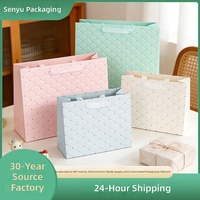 Sac cadeau gaufré en gros avec poignée en tissu, sac fourre-tout en papier coloré pour emballage de cadeaux de mariage et d'anniversaire
