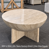 Table basse en travertin naturel véritable sur mesure, forme de bol, table centrale en pierre courbée pour un espace de vie moderne et organique dans une villa