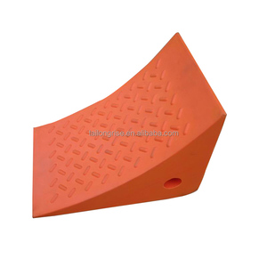 Calzo de Seguridad Triangular Antideslizante de Poliuretano Amarillo Naranja de Alta Resistencia de 30 Toneladas para Camiones, Remolques y Estacionamientos - Product Image 4