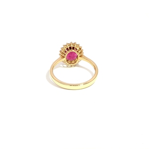 Bague en or jaune multi-pierres avec rubellite taille ovale et diamants. Offrez-vous une élégance intemporelle avec cette exquise bague multi-pierres. - Product Image 2
