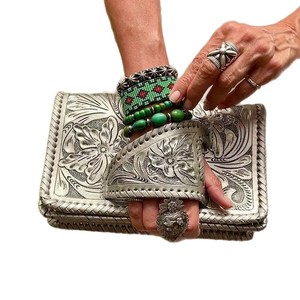 Bolso de mano estilo occidental Silver Flower Dance, retro, de PU plateado con relieve, de gran capacidad, para la noche, estilo europeo americano. - Product Image 3