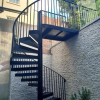 Escalier extérieur moderne en colimaçon à structure en acier pour villas Duplex Colonne centrale durable pour balcon en plein air Loft Métal