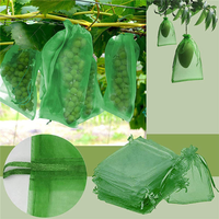 Extra große weiß-grüne Trauben-Erdbeer-Frucht-Gemüse-Schutzbeutel aus Organza-Netzgewebe mit Kordelzug gegen Insekten