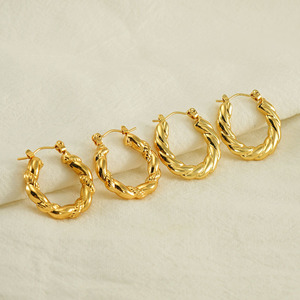 Boucles d'oreilles clous torsadées en acier inoxydable plaqué or 18 carats pour femmes, style européen et américain - Product Image 3