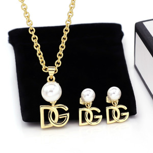 Nouvel ensemble de bijoux de créateur en acier inoxydable plaqué or 18 carats pour femmes, avec collier et boucles d'oreilles ornés de zirconiums cubiques luxueux et de la lettre <span class=keywords><strong>MK</strong></span> - Product Image 3