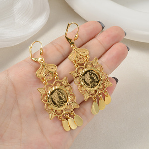 Boucles d'oreilles pendantes longues et texturées, motif pièce de Napoléon sculptée, réfléchissantes, de qualité supérieure, vintage, ornées, en métal artisanal - Product Image 3