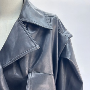 Veste en cuir tendance style streetwear pour <span class=keywords><strong>femme</strong></span>, <span class=keywords><strong>manteau</strong></span> en cuir noir oversize, veste en cuir courte à revers - Product Image 4