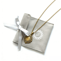 Pochette en velours suédé doux avec logo argenté imprimé, pochette à bijoux avec ruban