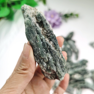 Vente en gros de pierres brutes de cristal vert-bleu du Mozambique de haute qualité, 3-5 cm, tendance mode, pierres de guérison, art populaire, décoration d'intérieur - Product Image 3