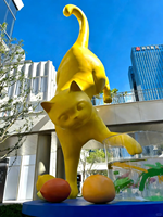 Statue en résine peinte à la main sur le thème du chat de dessin animé, sculpture d'exposition commerciale de haute qualité pour les halls d'exposition et les complexes