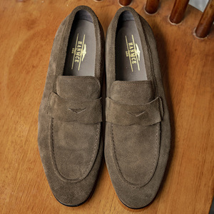 Tendance mode estivale business casual : mocassins penny pour homme en cuir véritable avec lacets et dessus en daim caoutchouté. - Product Image 1