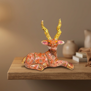 NIRMALA ARTISANAT - Statue de cerf assis moderne en bois sculpté à la main, à poser au sol, brun, émail terracotta, motif tacheté, décoration renne - Product Image 2