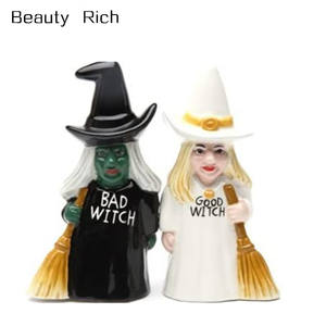 Salero y pimentero magnético de cerámica de Bruja Buena y bruja mala de porcelana - Product Image 1