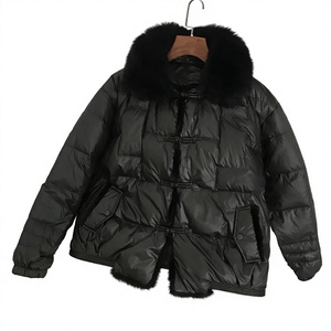 Manteau à capuche pour femme en polyester noir rembourré, col en fourrure, manches longues, style élégant, vêtement d'extérieur chaud pour l'hiver, longueur moyenne, couleur unie - Product Image 1