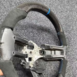 Volant de voiture Accessoires de voiture personnalisés pour Ford <span class=keywords><strong>Mustang</strong></span> 2010 2011 2012 2013 2014 Volant en fibre de carbone de haute qualité - Product Image 4