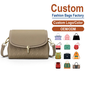 Sac bandoulière authentique avec chaînes - Finition texture litchi - Motif uni - Fermoir doré |   Sangle réglable Capacité 5L Léger - Product Image 1