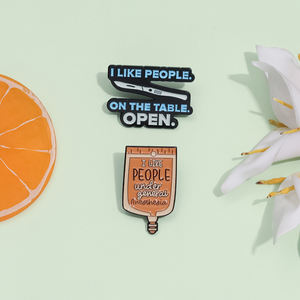 Épingles en émail « J'aime les gens sur la table » : broche en métal avec phrase amusante, badge de revers, bijoux, cadeau pour les amis - Product Image 2