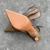 Chaussures élégantes pour femmes avec talons fins, bout pointu et une belle boucle. Sandales à la mode