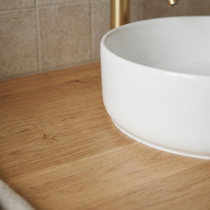 Meuble-lavabo de salle de bain nordique terreux, finition terre cuite mate, comptoir en bois, lavabo en céramique minimaliste, mobilier moderne au design chaleureux - Product Image 4