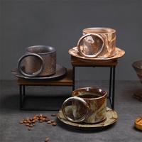Ensemble de tasses à expresso classiques en céramique artisanale vintage, poterie grossière, petit-déjeuner, soucoupe pour thé de l'après-midi, lait