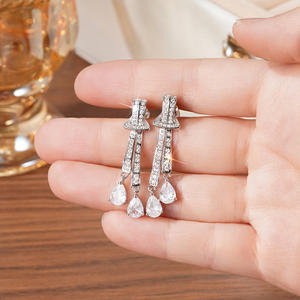 Boucles d'oreilles pendantes de luxe en argent 925 plaqué or blanc avec cristaux, bijoux de soirée pour femme, forme goutte d'eau, sertissage en canal, strass - Product Image 5