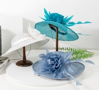 W685 Nouvelle mode d'été Chapeau de soleil en chanvre à large bord pour femme, style britannique élégant rétro, orné de plumes et de fleurs