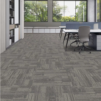 Dalles de moquette écologiques modernes à poils bouclés rayés antidérapantes à poils moyens 66x66 33x100 avec support non tissé pour bureaux commerciaux en PP
