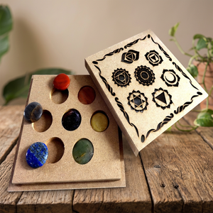 Ensemble de guérison par les cristaux des 7 chakras avec pierres précieuses et boîte en bois gravée au laser faite à la main - Product Image 1