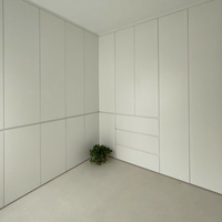 Système de dressing de luxe pour appartement, en contreplaqué modulaire extensible, écologique, avec porte à charnière d'angle pleine hauteur pour chambre à coucher