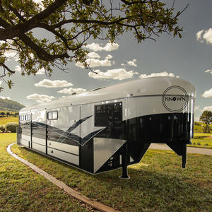 2025 Bekende Op Maat Gemaakte Glasvezel Paard Gooseneck Trailer Met Woonruimte 3800Kg Payload 2 As Te Koop - Product Image 1