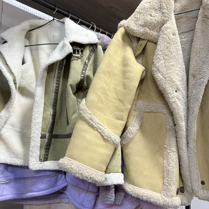 Fardos <span class=keywords><strong>de</strong></span> Ropa Usada al por Mayor <span class=keywords><strong>de</strong></span> Tiendas <span class=keywords><strong>de</strong></span> <span class=keywords><strong>Segunda</strong></span> <span class=keywords><strong>Mano</strong></span>, Chaquetas <span class=keywords><strong>de</strong></span> Mujer Gruesas para Invierno, Abrigos Forrados <span class=keywords><strong>de</strong></span> Piel, Estilos Variados - Product Image 5