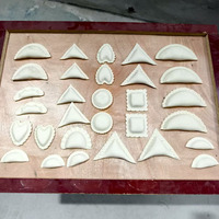 Machine automatique de fabrication de tourtes à viande, de raviolis, de pelmeni, de samosas, de empanadas et de gyozas