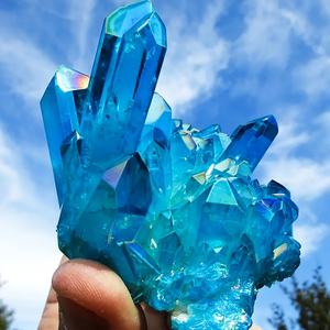 Vente en gros, très demandé, haute qualité, écologique, amas de cristaux bleus arc-en-ciel teints, forme irrégulière, pour la méditation et la décoration intérieure - Product Image 1