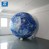 Ballon gonflable géant personnalisé de couleur claire avec boule astrale et lumières LED pour la décoration