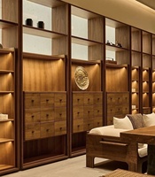 Armoire de rangement de style chinois moderne, cadre en bois foncé, portes en verre, éclairage dissimulé, convient pour le salon ou l'hôtel