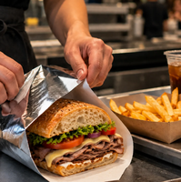 Op maat gemaakte geïsoleerde aluminiumfolie, voedselveilige verpakkingspapier voor gebruik in restaurantkeukens, met aanpasbaar logo, gemaakt in China